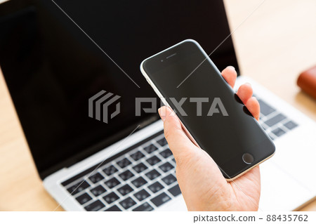 有智能手機的中間婦女 88435762