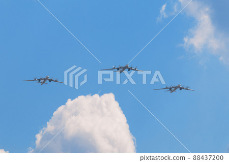 Russian Air Force Tupolev Tu-95MS Bear H formation flight 88437200