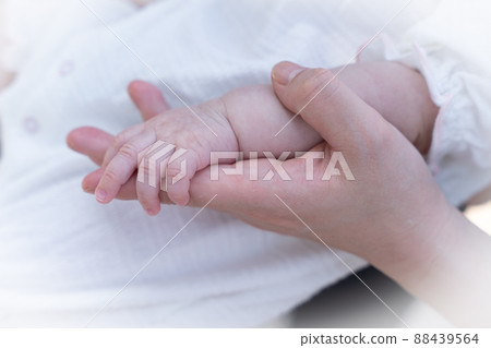 Mommy and baby's hand Mommy and baby's hand 88439564