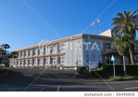 鹿兒島縣/熊毛分所屋久島聯合政府大樓從縣道77號前面的棗椰樹上看 鹿兒島縣/熊毛分所屋久島聯合政府大樓從縣道77號前面的棗椰樹上看 88440608