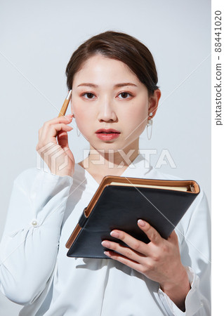商務休閒的年輕女子 88441020