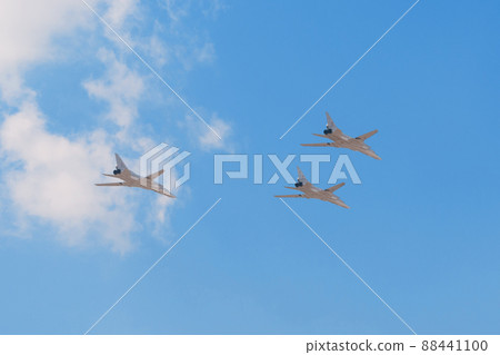 俄羅斯空軍圖波列夫Tu-22M3逆火C編隊飛行 俄羅斯空軍圖波列夫Tu-22M3逆火C編隊飛行 88441100