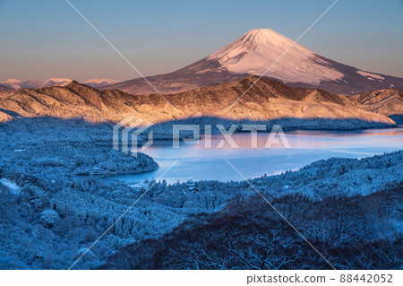 《神奈川縣》富士山和箱根蘆之湖/大觀山的雪景 88442052