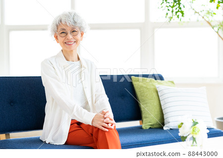 Senior woman relaxing in the living room 88443000