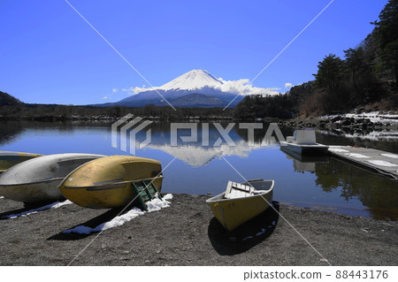 4 月 230 日富士河口湖鎮倒置精進湖富士和雪景 88443176