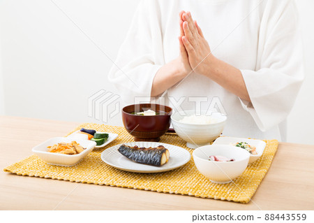 Middle woman eating Japanese food 88443559