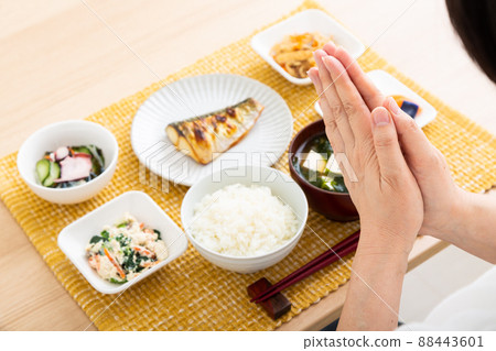 Middle woman eating Japanese food 88443601