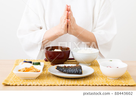 吃日本料理的中年婦女 88443602