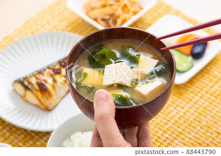 Middle-aged woman eating Japanese food (tofu and wakame miso soup) 88443790
