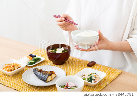 吃日本料理的中年婦女 88443791