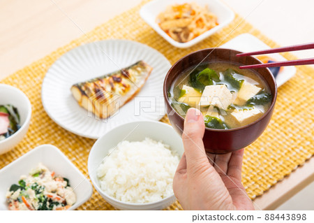 中年婦女吃日本料理(豆腐和裙帶菜味噌湯) 中年婦女吃日本料理(豆腐和裙帶菜味噌湯) 88443898