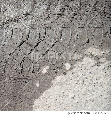 tyre tracks 88445073