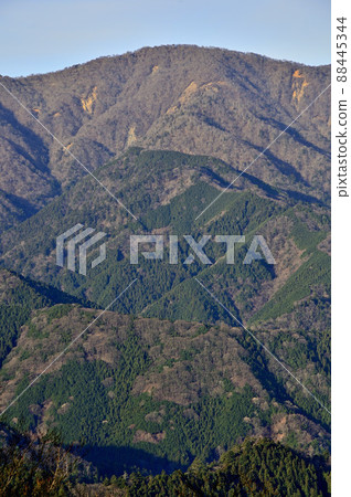 從三重山看日本百大名山之一的丹澤山 從三重山看日本百大名山之一的丹澤山 88445344