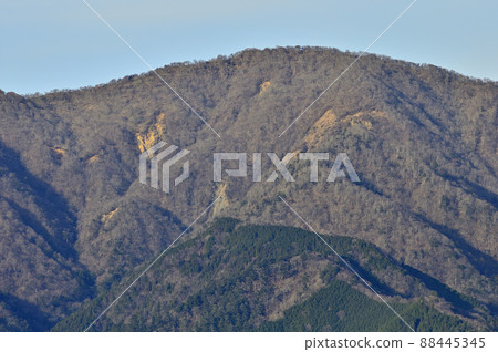 從三重山看日本百大名山之一的丹澤山 從三重山看日本百大名山之一的丹澤山 88445345