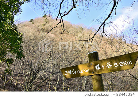 丹澤的三重山 冬天的三重山 丹澤的三重山 冬天的三重山 88445354