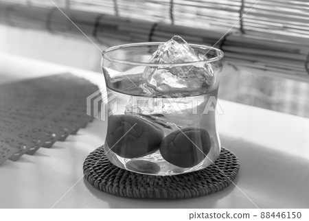 梅花酒在岩石夏天失明 88446150