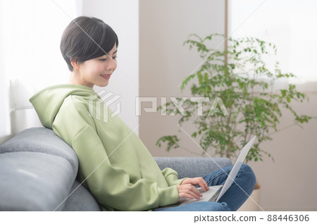 使用計算機的少婦,當坐長沙發時 使用計算機的少婦,當坐長沙發時 88446306