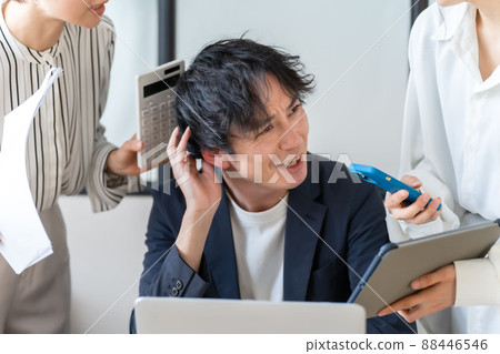 Business scene busy panic harassment 88446546