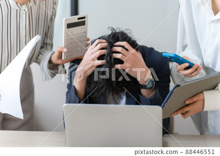 Business scene busy panic harassment 88446551