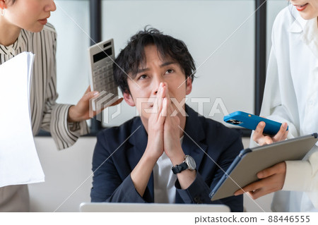 Business scene busy panic harassment 88446555