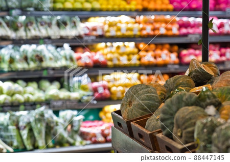 超市裡陳列的五顏六色的蔬菜和水果 88447145