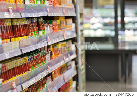 超市陳列的調味料、糖等進口產品 88447260