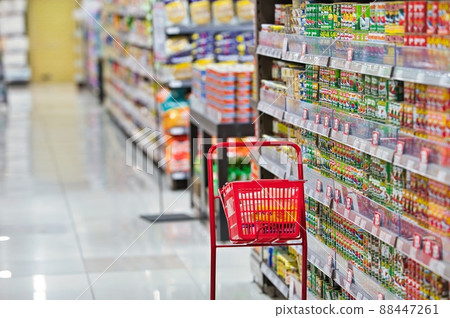 超市陳列的調味料、糖等進口產品 88447261