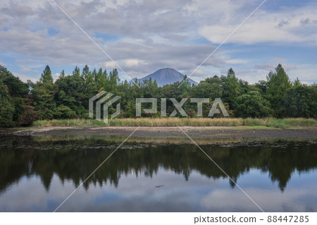 從池塘看到的小山 88447285