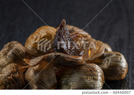 Fresh and delicious black garlic Fresh and delicious black garlic 88448007