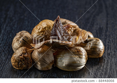 Fresh and delicious black garlic 88448008