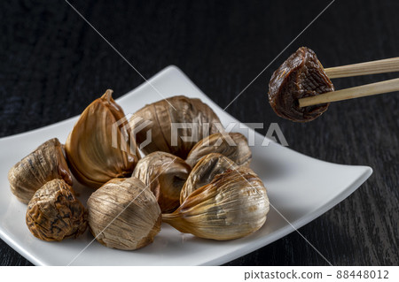 新鮮美味的黑蒜 新鮮美味的黑蒜 88448012