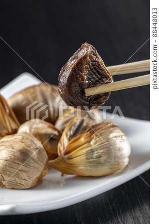 新鮮美味的黑蒜 新鮮美味的黑蒜 88448013