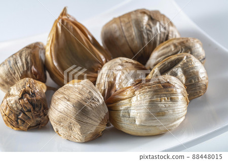 Fresh and delicious black garlic 88448015