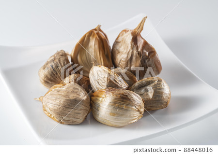 Fresh and delicious black garlic Fresh and delicious black garlic 88448016