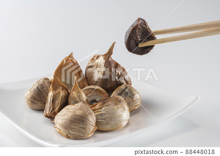 Fresh and delicious black garlic Fresh and delicious black garlic 88448018