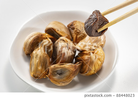 Fresh and delicious black garlic 88448023