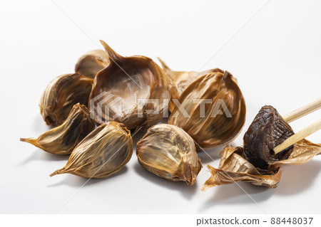 Fresh and delicious black garlic Fresh and delicious black garlic 88448037