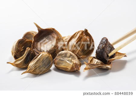 Fresh and delicious black garlic 88448039