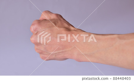 瘦削的男性手和凸起的血管 88448403