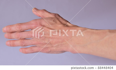 瘦削的男性手和凸起的血管 88448404
