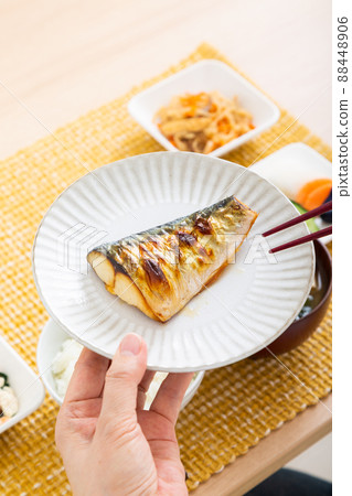 中年婦女吃日本料理（鹽烤鯖魚） 88448906