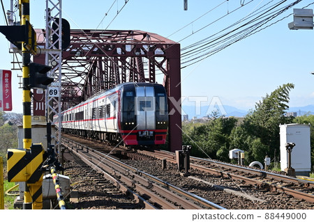 Series 2203 passing through the Meitetsu / Kisogawa Bridge 88449000