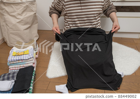 [Middle housewife's housework scene that folds laundry inner shirt] 88449002