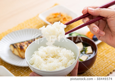 吃日本料理（白米飯）的中年婦女 88449374