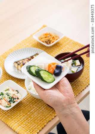 中年婦女吃日本料理(米糠醃菜) 中年婦女吃日本料理(米糠醃菜) 88449375