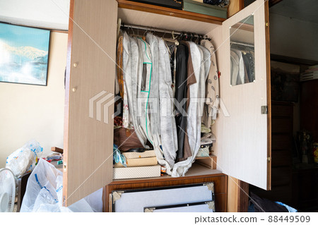 Opened costume chest (organization of relics) 88449509