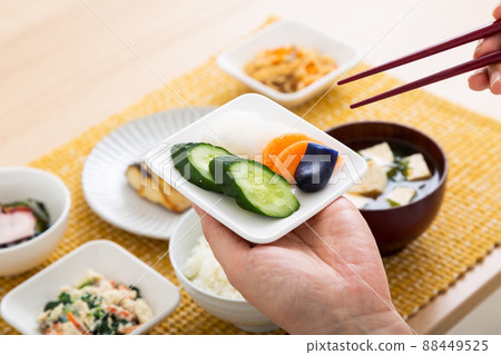 中年婦女吃日本料理（米糠醃菜） 88449525