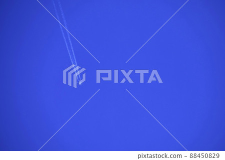 Clear blue sky and beautiful contrails 88450829