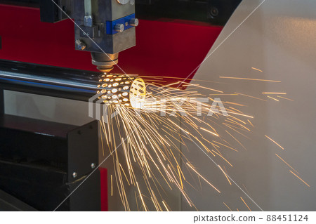 The fiber laser cutting machine cutting machine cut the metal tube. The fiber laser cutting machine cutting machine cut the metal tube. 88451124