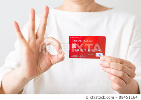 Middle women with credit card Middle women with credit card 88451164